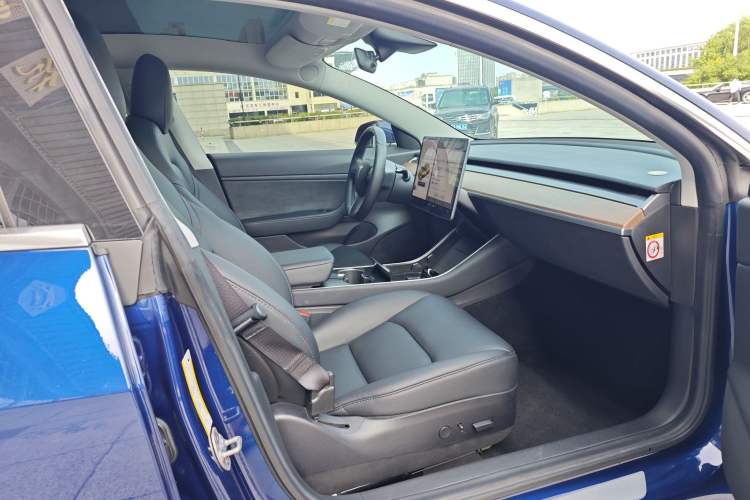 Used Tesla Model 3 2019 Long-Range Rear-Wheel-Drive Version Interior 4