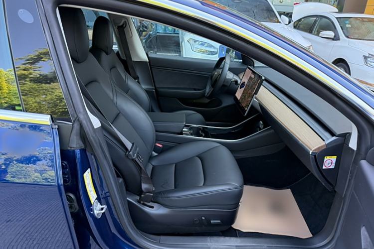Used Tesla Model 3 2019 Long-Range Rear-Wheel-Drive Version Interior 4