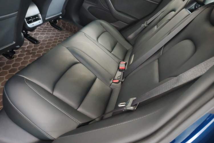 Used Tesla Model 3 2019 Long-Range All-Wheel-Drive Version Interior 4