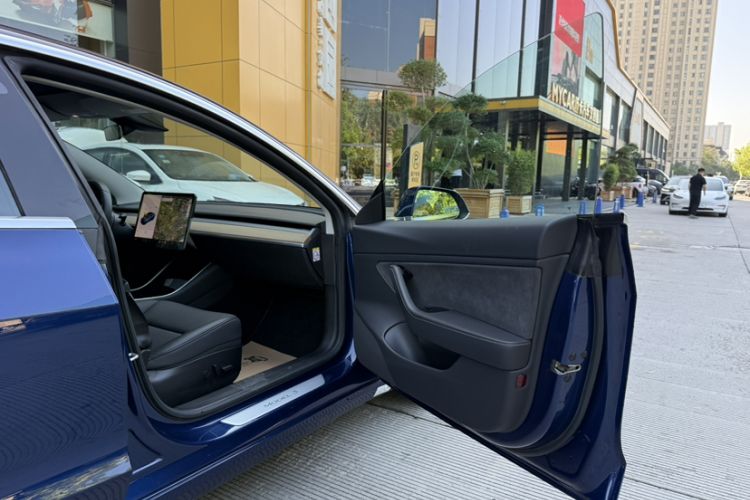 Used Tesla Model 3 2019 Long-Range Rear-Wheel-Drive Version Interior 8