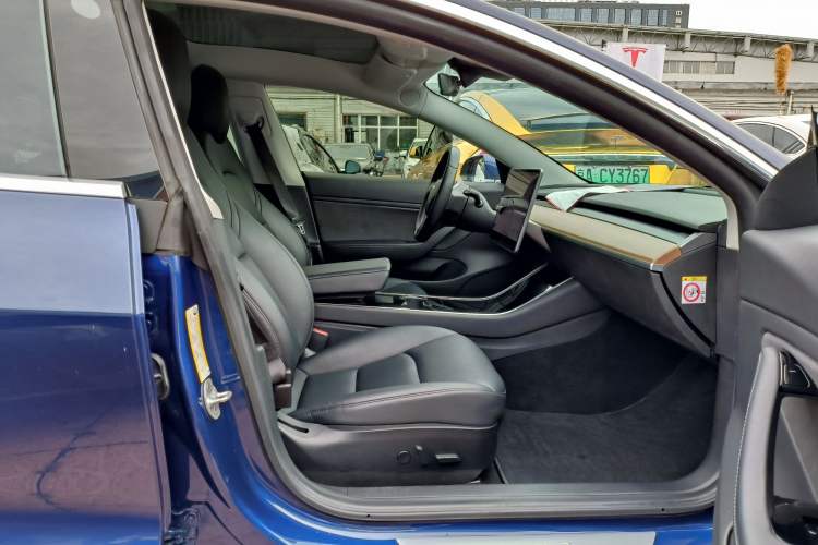 Used Tesla Model 3 2019 Long-Range Rear-Wheel-Drive Version Interior 9