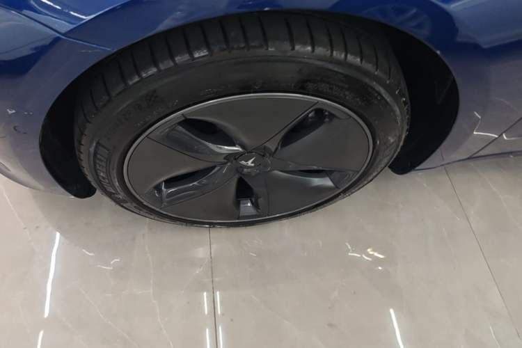 Used Tesla Model 3 2019 Standard Range Rear-Wheel Drive Upgraded Version (52 kWh) Left Front Wheel Hub
