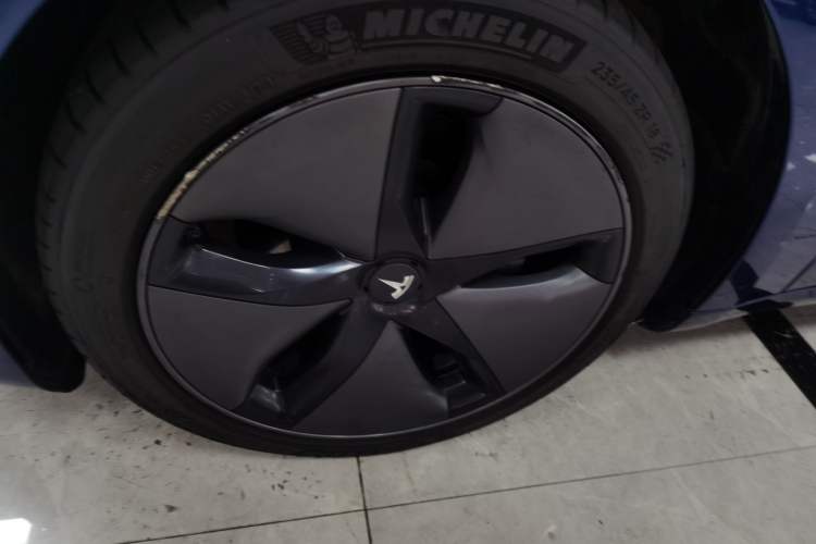 Used Tesla Model 3 2019 Long-Range All-Wheel-Drive Version Left Front Wheel Hub