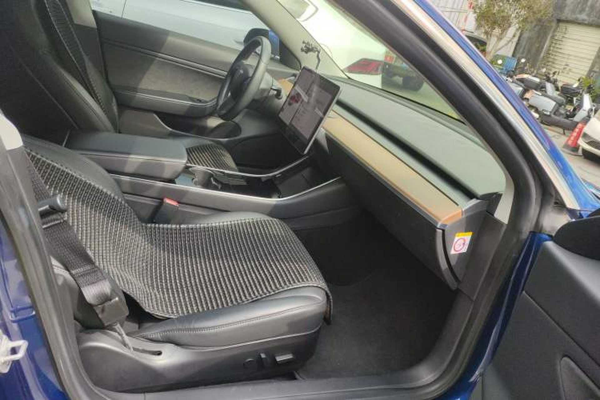 Used Tesla Model 3 2019 Long-Range Rear-Wheel-Drive Version Right Front Seat