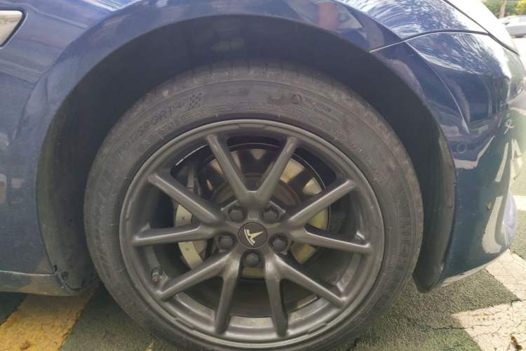 Used Tesla Model 3 2019 Standard Range Rear-Wheel Drive Upgraded Version (60 kWh) Right Front Wheel Hub