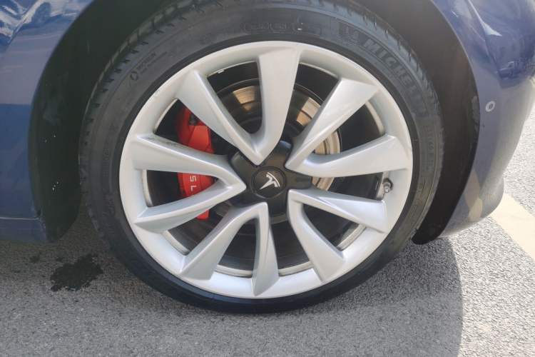 Used Tesla Model 3 2019 Long-Range Rear-Wheel-Drive Version Right Front Wheel Hub