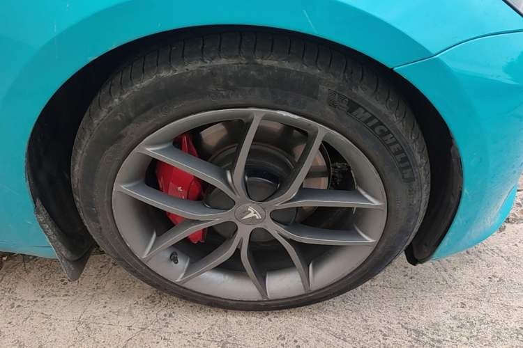 Used Tesla Model 3 2019 Long-Range Rear-Wheel-Drive Version Right Front Wheel Hub