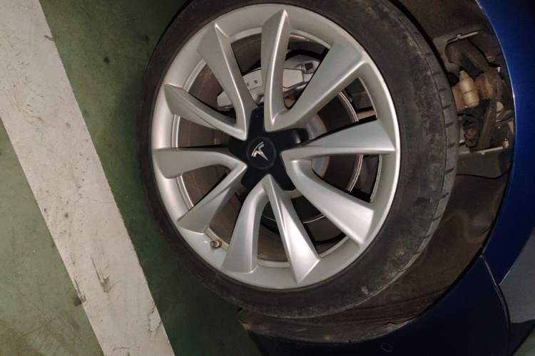 Used Tesla Model 3 2019 Standard Range Rear-Drive Upgraded Version Right Front Wheel Hub