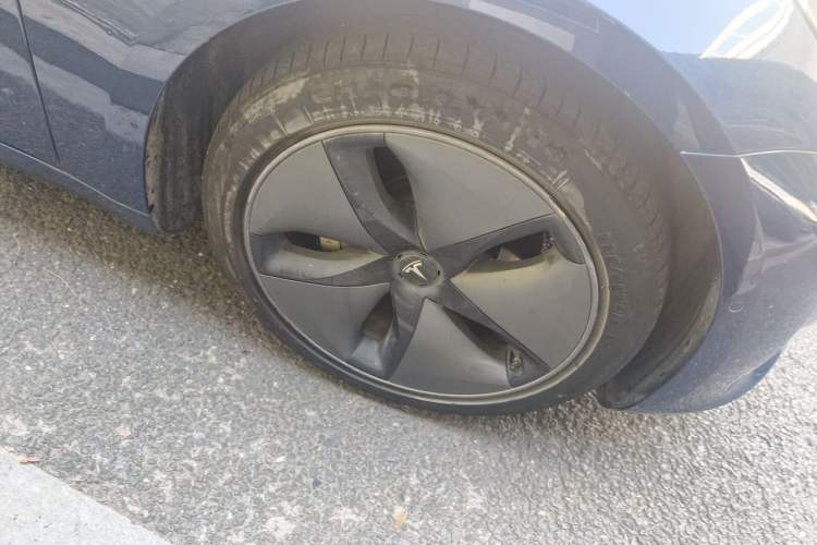 Used Tesla Model 3 2019 Long-Range All-Wheel-Drive Version Right Front Wheel Hub
