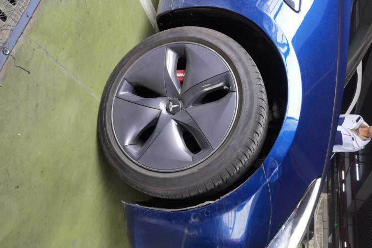 Used Tesla Model 3 2019 Long-Range Rear-Wheel-Drive Version Right Front Wheel Hub