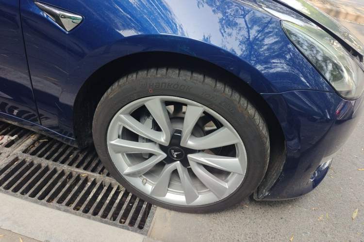 Used Tesla Model 3 2019 Long-Range Rear-Wheel-Drive Version Right Front Wheel Hub