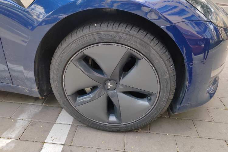 Used Tesla Model 3 2019 Long-Range All-Wheel-Drive Version Right Front Wheel Hub