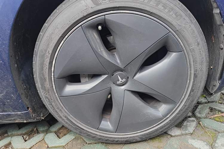Used Tesla Model 3 2019 Long-Range Rear-Wheel-Drive Version Right Front Wheel Hub