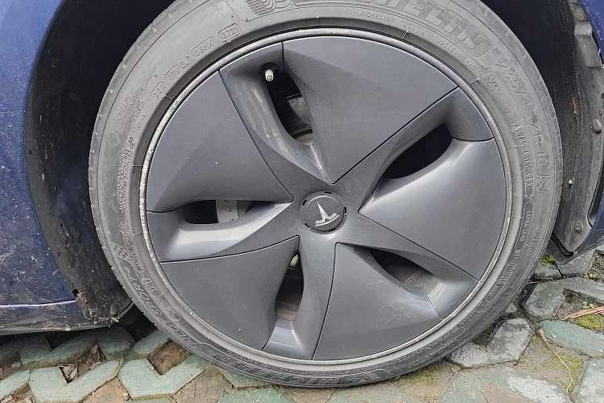 Used Tesla Model 3 2019 Long-Range Rear-Wheel-Drive Version Right Front Wheel Hub