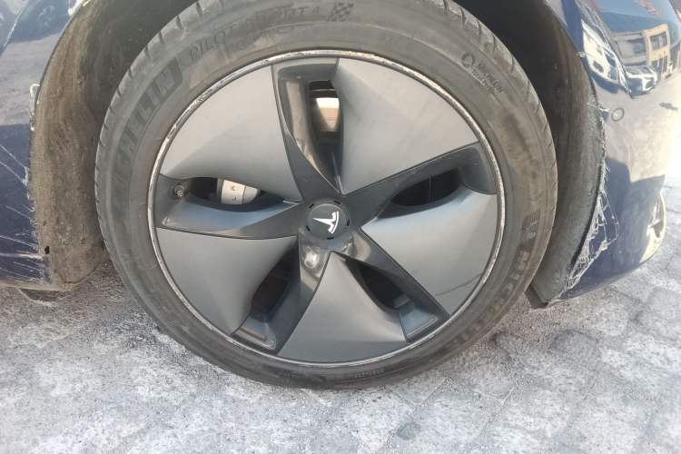 Used Tesla Model 3 2019 Long-Range Rear-Wheel-Drive Version Right Front Wheel Hub