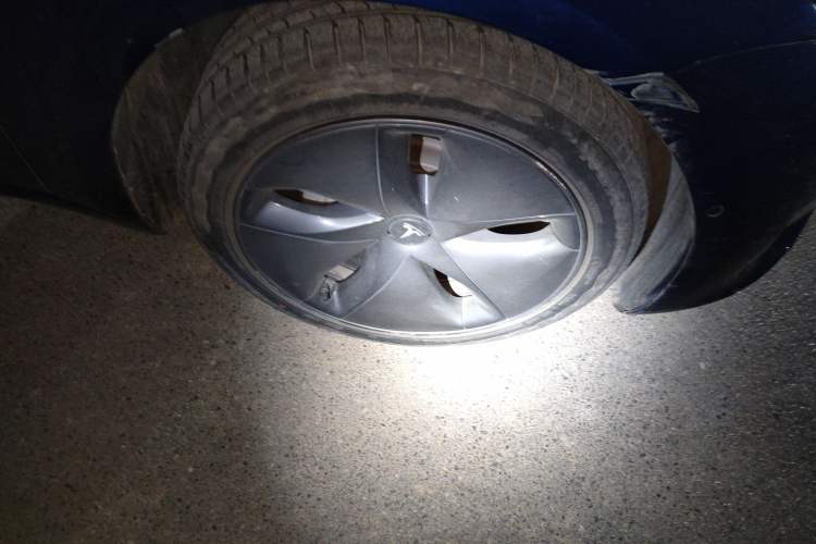 Used Tesla Model 3 2019 Long-Range All-Wheel-Drive Version Right Front Wheel Hub