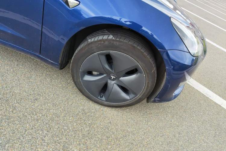 Used Tesla Model 3 2019 Long-Range All-Wheel-Drive Version Right Front Wheel Hub