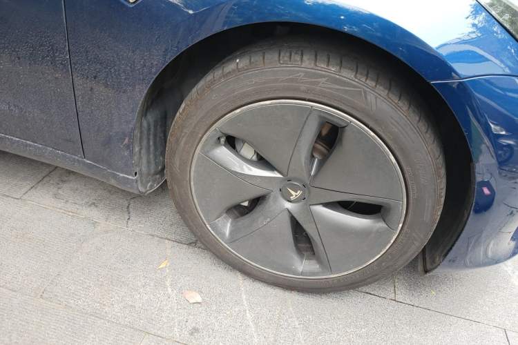 Used Tesla Model 3 2019 Long-Range Rear-Wheel-Drive Version Right Front Wheel Hub