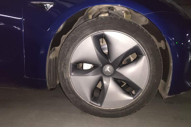 Used Tesla Model 3 2019 Long-Range All-Wheel-Drive Version Right Front Wheel Hub