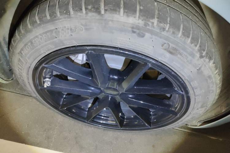 Used Tesla Model 3 2019 Standard Range Rear-Drive Upgraded Version Right Front Wheel Hub