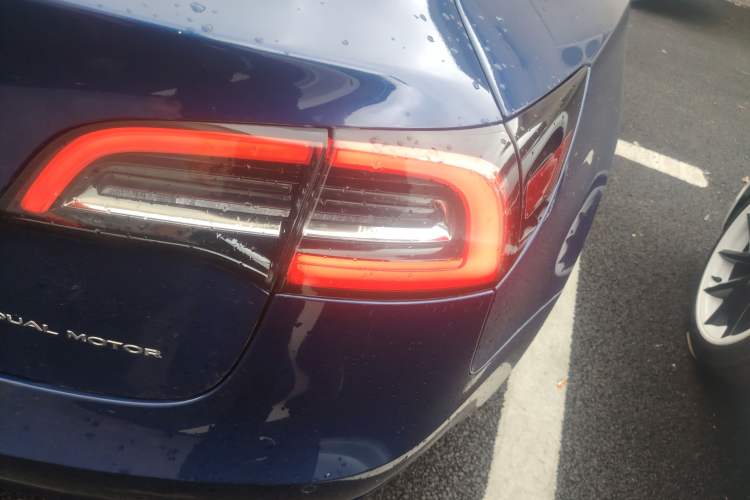 Used Tesla Model 3 2019 Long-Range All-Wheel-Drive Version Right Rear Taillight