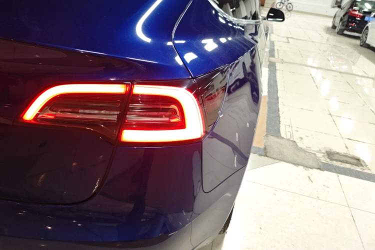 Used Tesla Model 3 2019 Standard Range Rear-Wheel Drive Upgraded Version (60 kWh) Right Rear Taillight