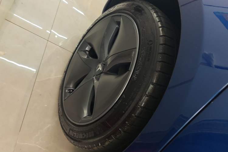 Used Tesla Model 3 2019 Standard Range Rear-Wheel Drive Upgraded Version (52 kWh) Right Rear Wheel Hub