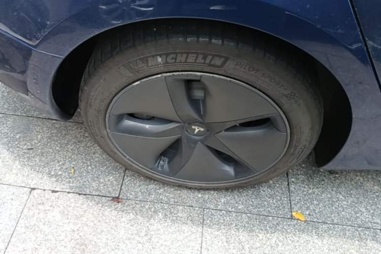 Used Tesla Model 3 2019 Standard Range Rear-Wheel Drive Upgraded Version (60 kWh) Right Rear Wheel Hub