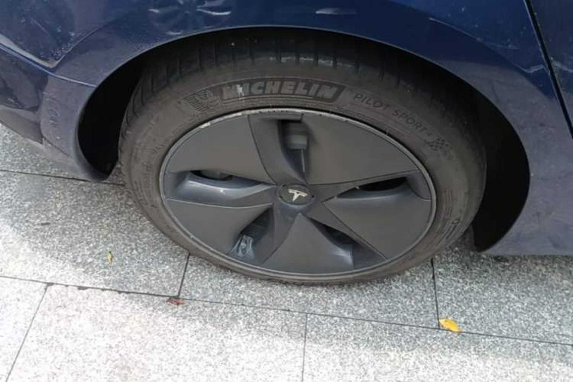Used Tesla Model 3 2019 Standard Range Rear-Wheel Drive Upgraded Version (60 kWh) Right Rear Wheel Hub