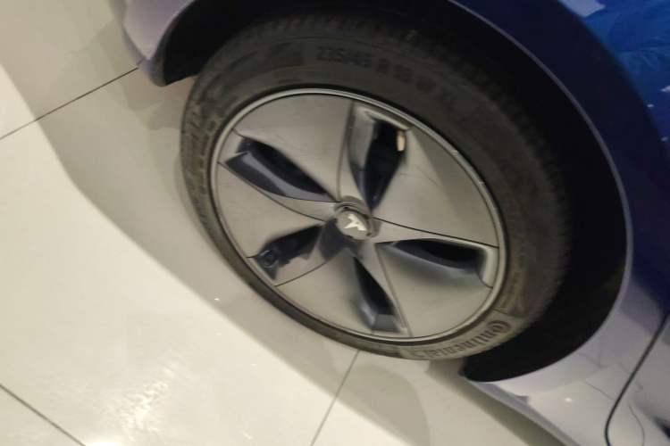 Used Tesla Model 3 2019 Standard Range Rear-Wheel Drive Upgraded Version (52 kWh) Right Rear Wheel Hub