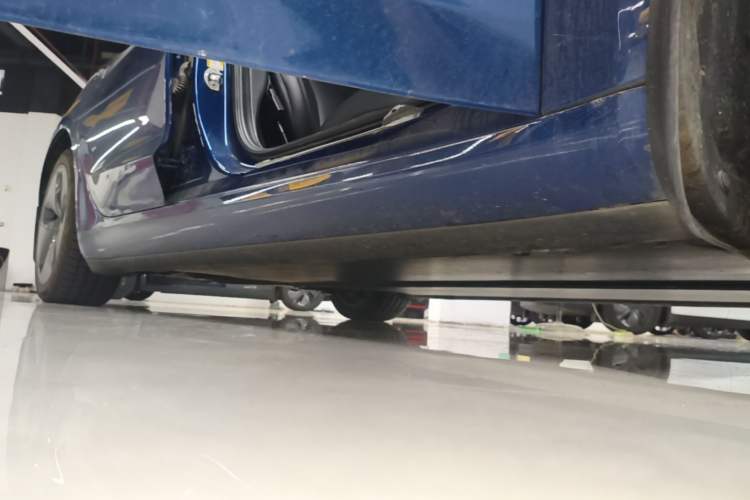 Used Tesla Model 3 2019 Long-Range Rear-Wheel-Drive Version Right Side Sill
