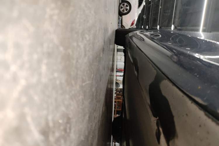 Used Tesla Model 3 2019 Long-Range Rear-Wheel-Drive Version Right Side Sill