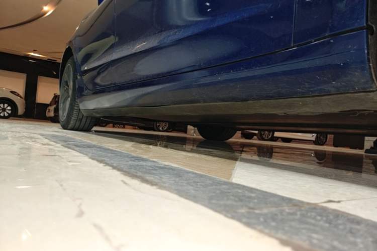 Used Tesla Model 3 2019 Standard Range Rear-Wheel Drive Upgraded Version (60 kWh) Right Side Sill