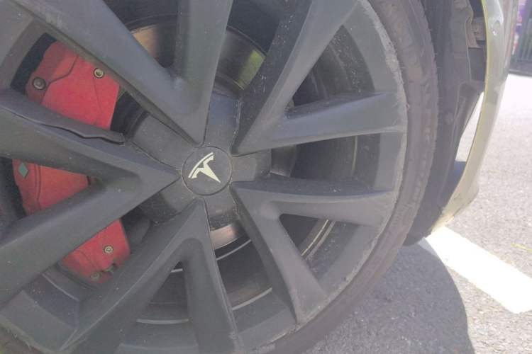 Used Tesla Model 3 2019 Standard Range Rear-Wheel Drive Upgraded Version (60 kWh) Right Front Wheel Hub