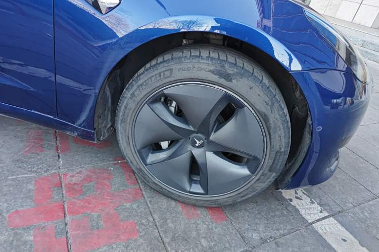 Used Tesla Model 3 2019 Standard Range Rear-Wheel Drive Upgraded Version (52 kWh) Right Front Wheel Hub