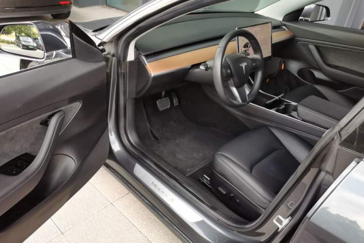Used Tesla Model 3 2019 Long-Range All-Wheel-Drive Version Driver Seat