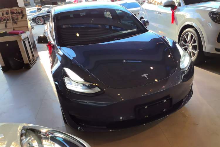 Used Tesla Model 3 2019 Long-Range All-Wheel-Drive Version Front Right 45 Deg