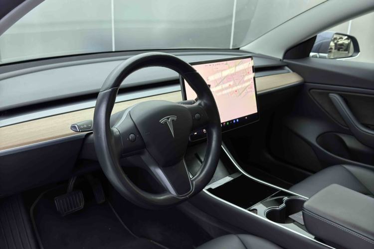 Used Tesla Model 3 2019 Long-Range All-Wheel-Drive Version Interior 1