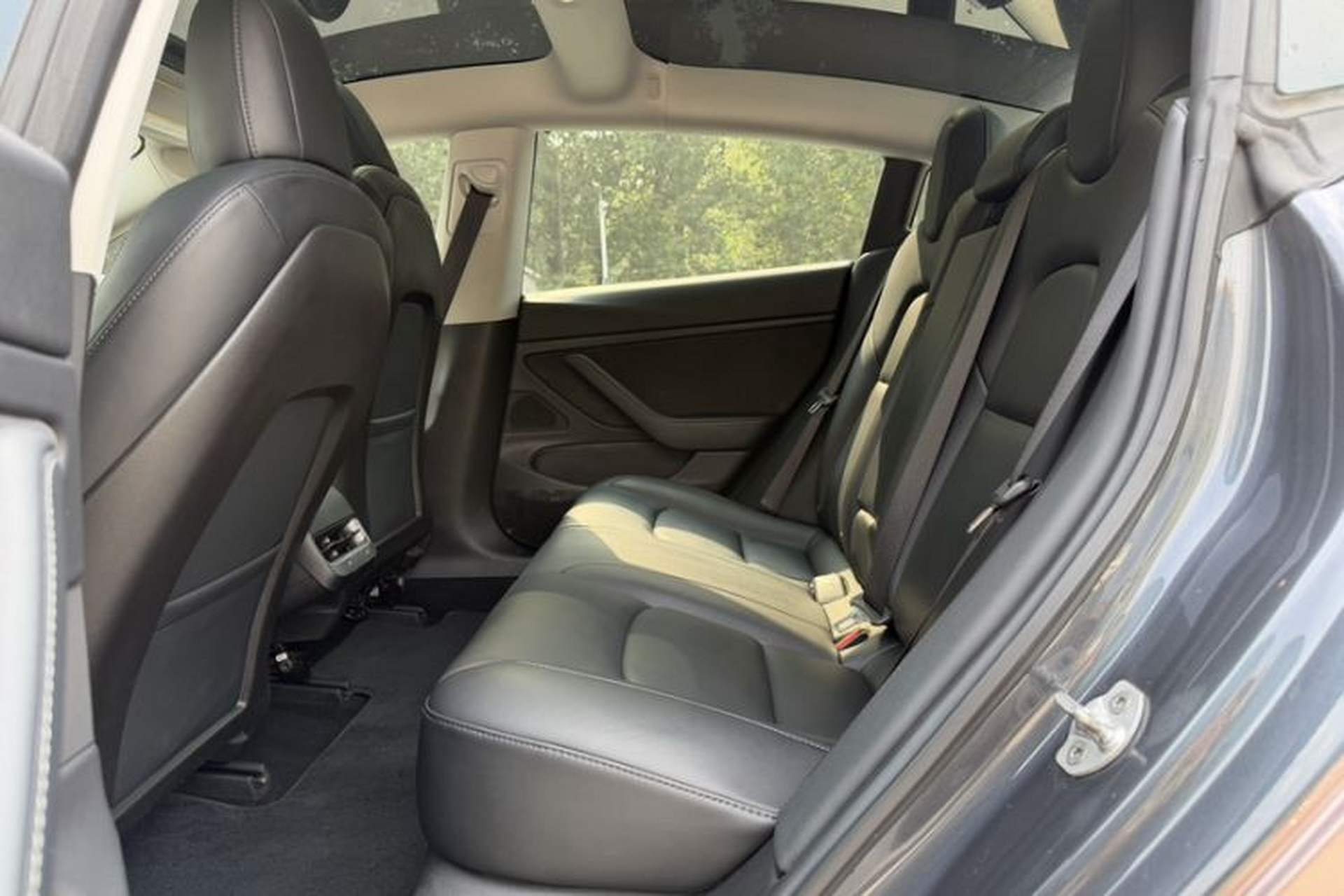 Used Tesla Model 3 2019 Long-Range All-Wheel-Drive Version Interior 1