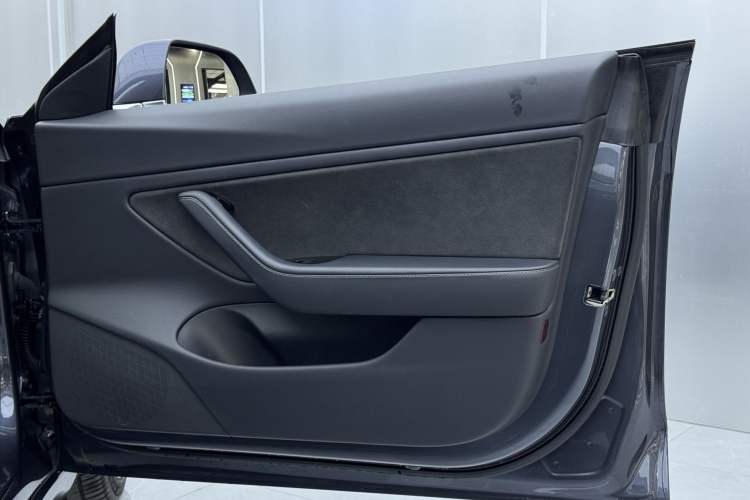 Used Tesla Model 3 2019 Long-Range All-Wheel-Drive Version Interior 10