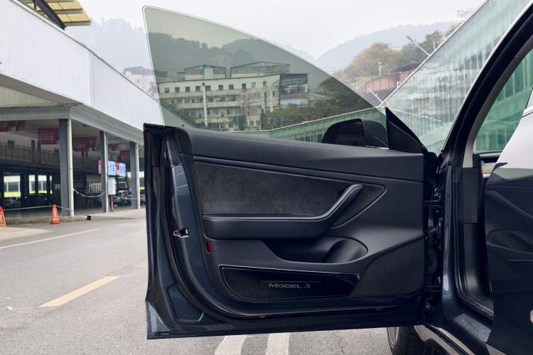 Used Tesla Model 3 2019 Long-Range All-Wheel-Drive Version Interior 12