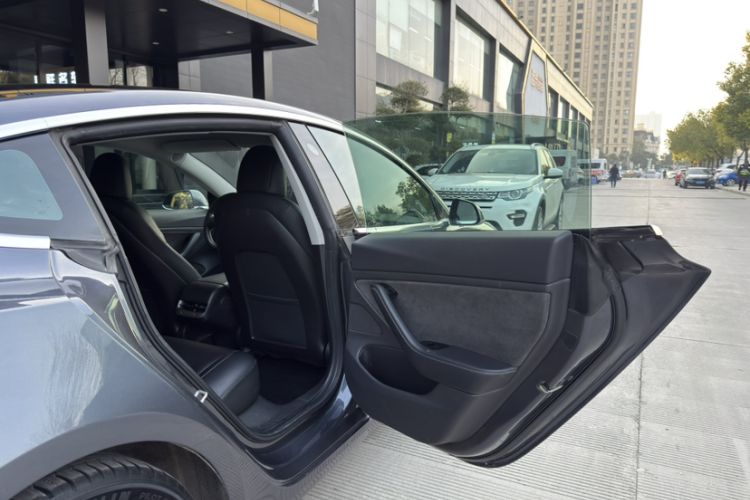 Used Tesla Model 3 2019 Long-Range Rear-Wheel-Drive Version Interior 2