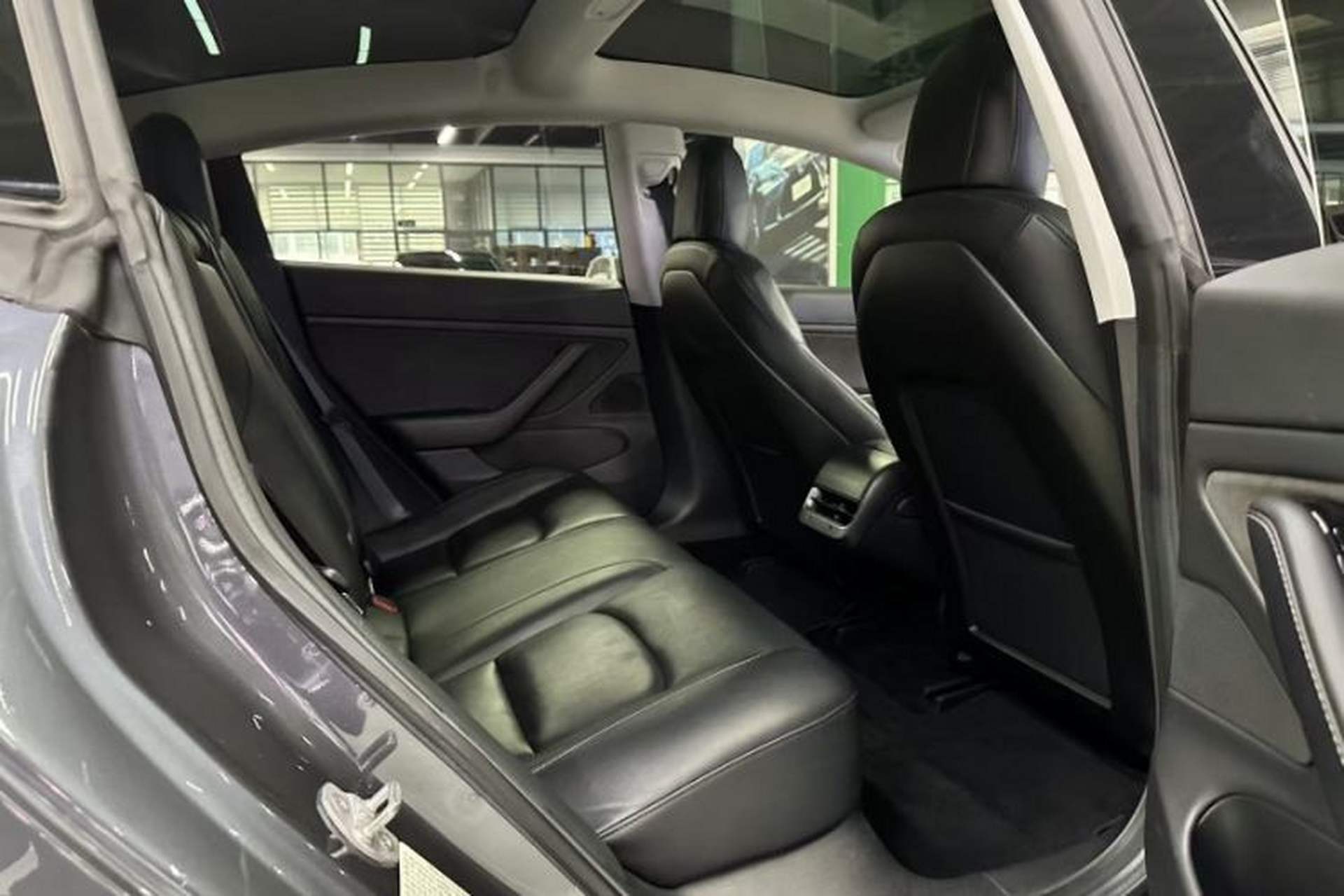 Used Tesla Model 3 2019 Long-Range All-Wheel-Drive Version Interior 3