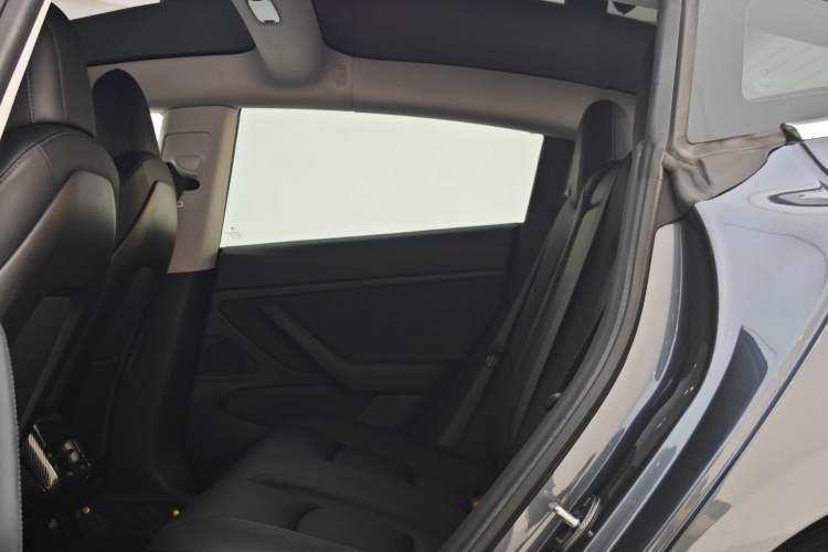 Used Tesla Model 3 2019 Long-Range All-Wheel-Drive Version Interior 3