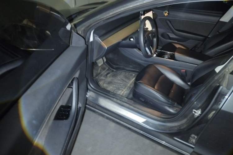 Used Tesla Model 3 2019 Long-Range All-Wheel-Drive Version Interior 3