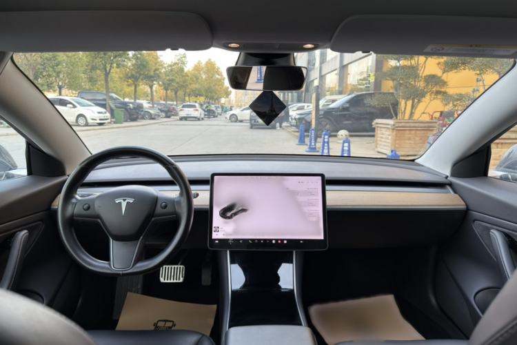 Used Tesla Model 3 2019 Long-Range Rear-Wheel-Drive Version Interior 3