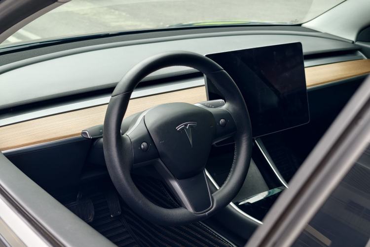Used Tesla Model 3 2019 Long-Range All-Wheel-Drive Version Interior 3