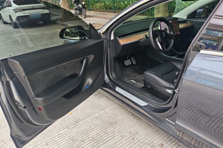Used Tesla Model 3 2019 Long-Range All-Wheel-Drive Version Interior 3