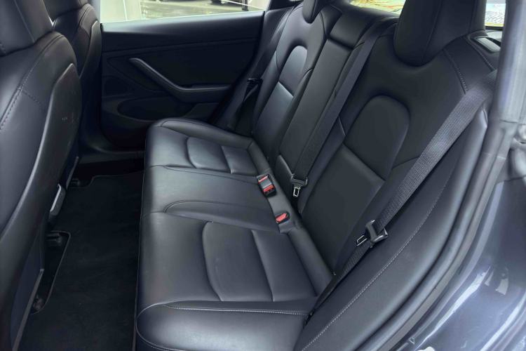 Used Tesla Model 3 2019 Long-Range All-Wheel-Drive Version Interior 3