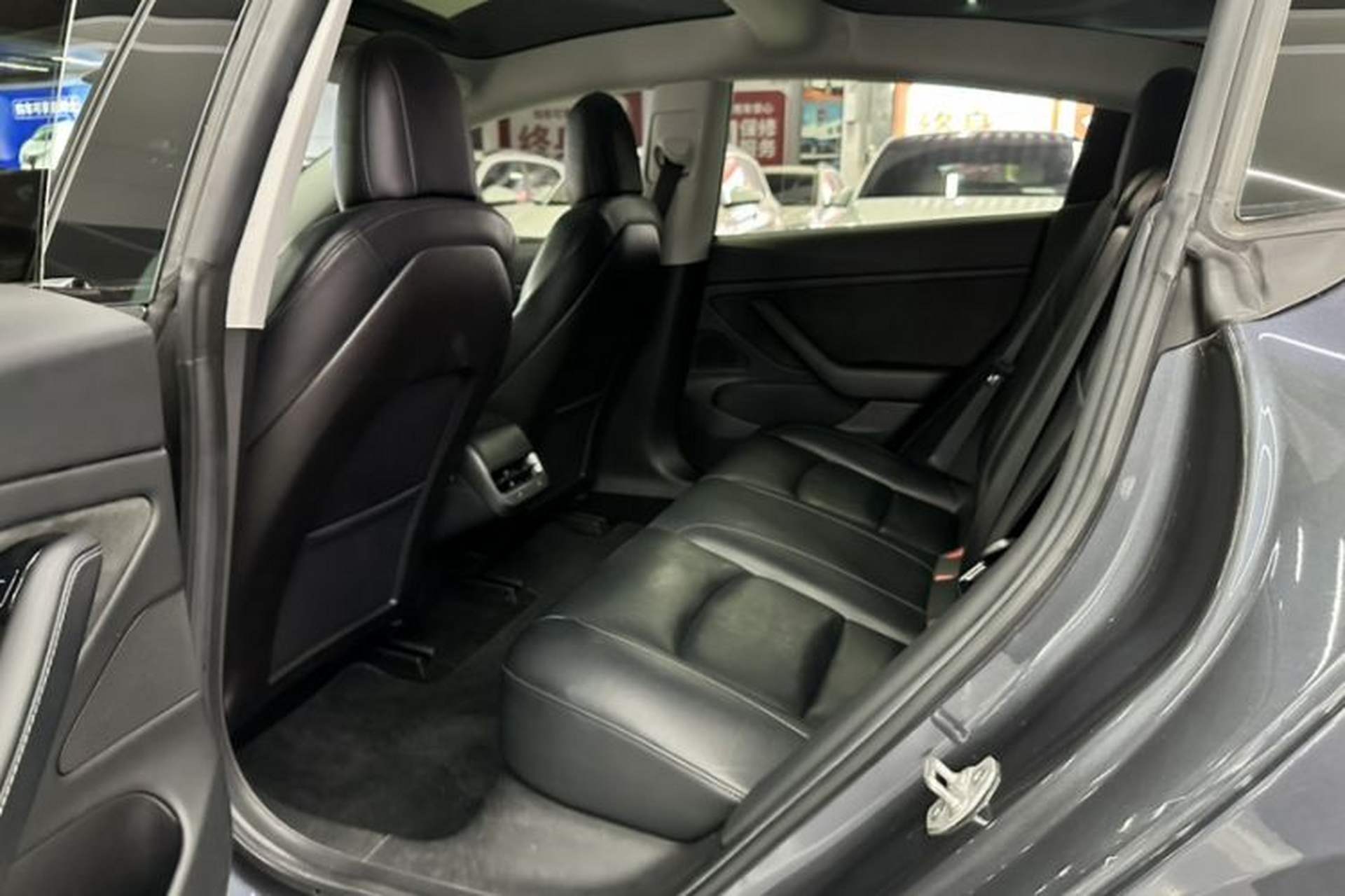 Used Tesla Model 3 2019 Long-Range All-Wheel-Drive Version Interior 4
